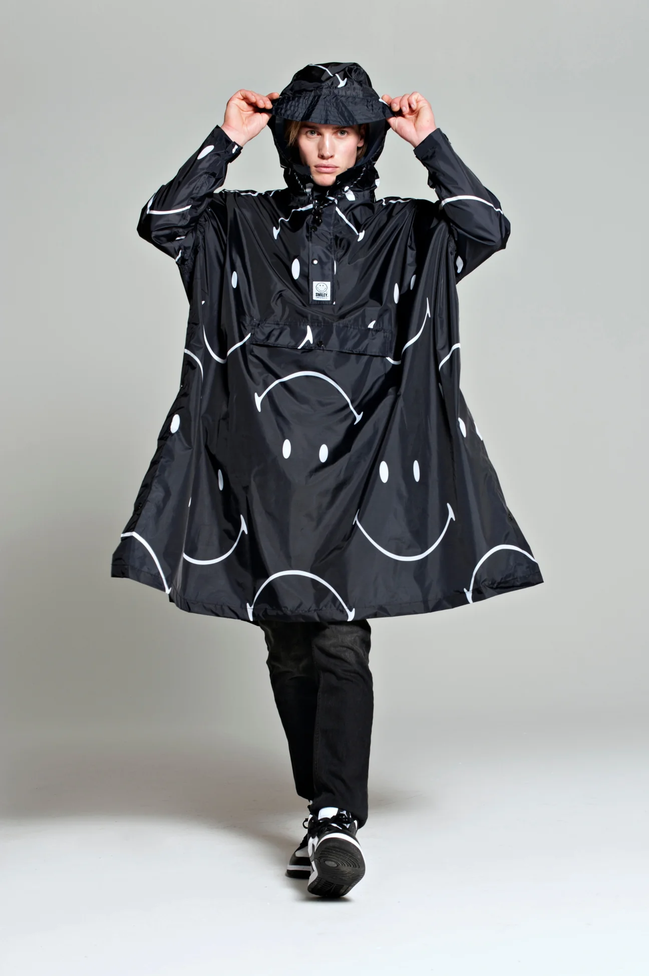 Rainkiss Unisex Regenponcho Classic Smile x Smiley Schwarz SCHWARZ Bild 1