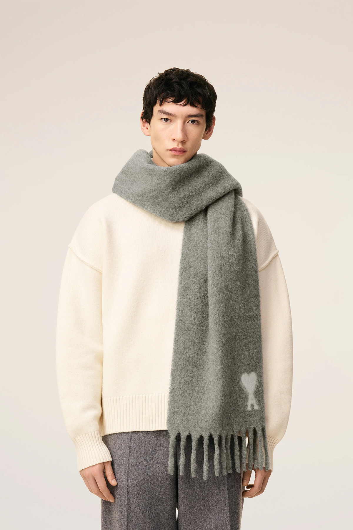 AMI Paris Herren Strickschal aus Alpakawolle Grau GRIS 050H25 Bild 2