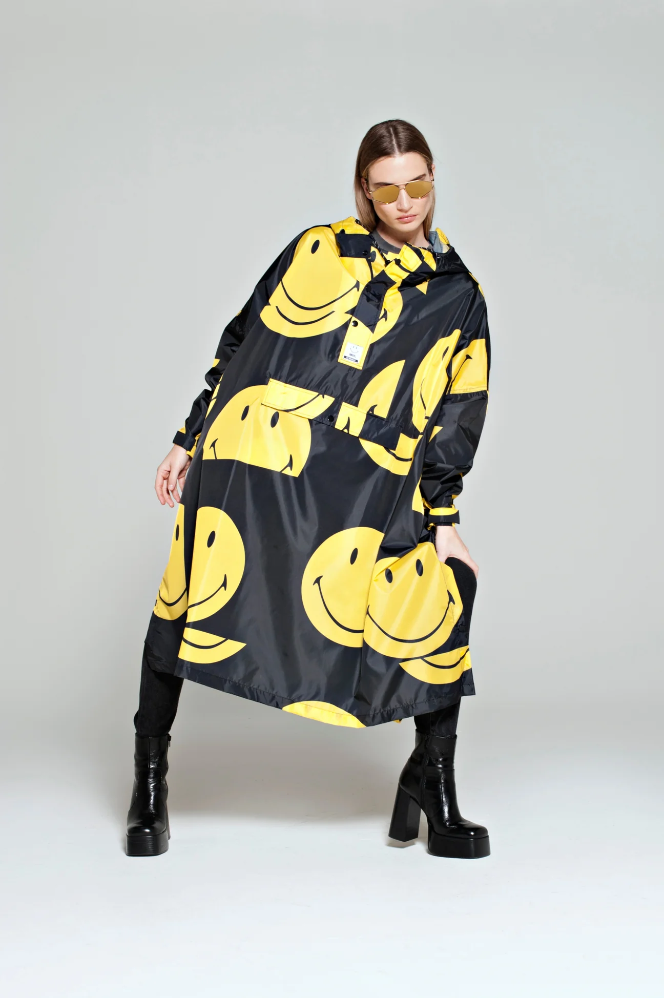 Rainkiss Unisex Regenponcho All Smiles x Smiley Schwarz SCHWARZ Bild 1