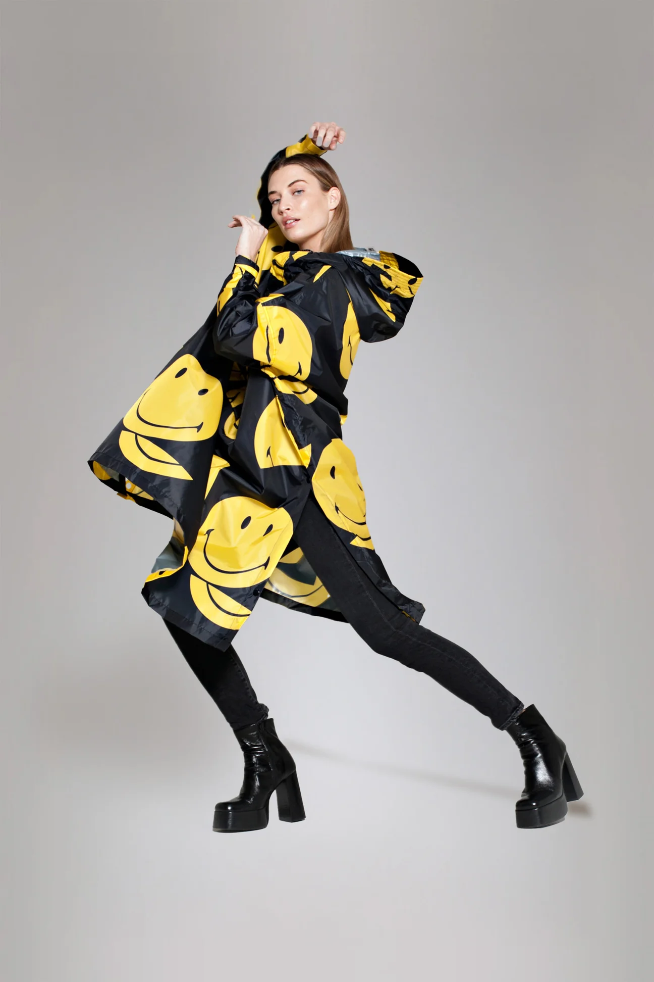 Rainkiss Unisex Regenponcho All Smiles x Smiley Schwarz SCHWARZ Bild 2