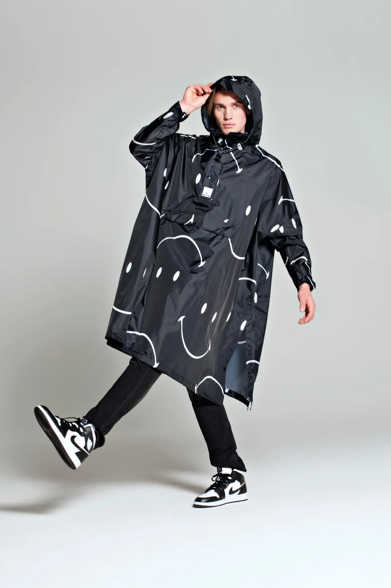 Rainkiss Unisex Regenponcho Classic Smile x Smiley Schwarz SCHWARZ Bild 2